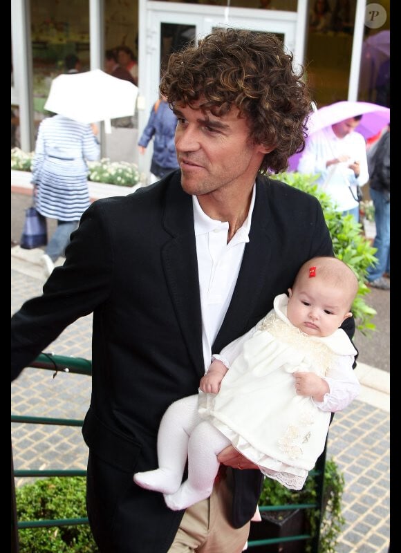 Gustavo Kuerten, fier de présenter sa petite Maria Augusta le 7 juin 2012 à Roland-Garros