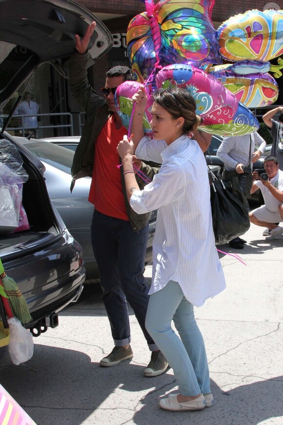 Jessica Alba et Cash Warren remplissent leur coffre des cadeaux d'anniversaire d'Honor, qui fête ses quatre ans. Los Angeles, le 9 juin 2012.
