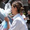 Après la fête d'anniversaire de sa fille Honor, il est l'heure pour Jessica Alba de ranger les nombreux cadeaux dans le coffre de sa voiture. Los Angeles, le 9 juin 2012.