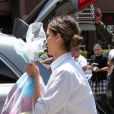 Après la fête d'anniversaire de sa fille Honor, il est l'heure pour Jessica Alba de ranger les nombreux cadeaux dans le coffre de sa voiture. Los Angeles, le 9 juin 2012.