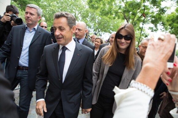 Nicolas Sarkozy et son épouse Carla Bruni-Sarkozy, main dans la main, sont allés voter au lycée Jean de la Fontaine dans le 16e arrondissement de Paris le 10 juin 2012