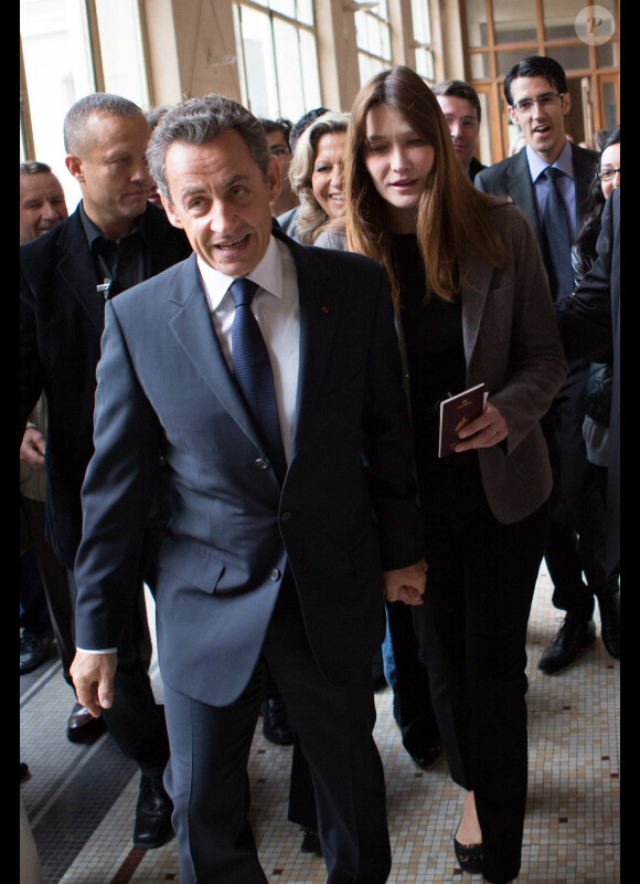 Nicolas Sarkozy et son épouse Carla Bruni-Sarkozy, main dans la main, sont allés voter au lycée Jean de la Fontaine dans le 16e arrondissement de Paris le 10 juin 2012