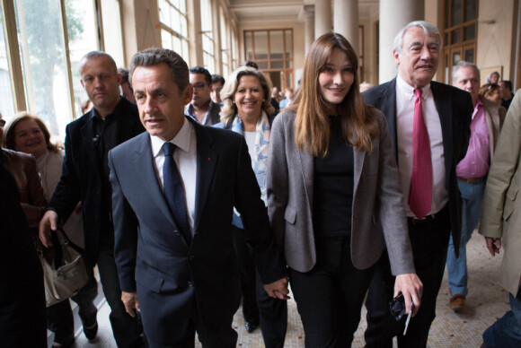 Nicolas Sarkozy et son épouse Carla Bruni-Sarkozy sont allés voter au lycée Jean de la Fontaine dans le 16e arrondissement de Paris le 10 juin 2012