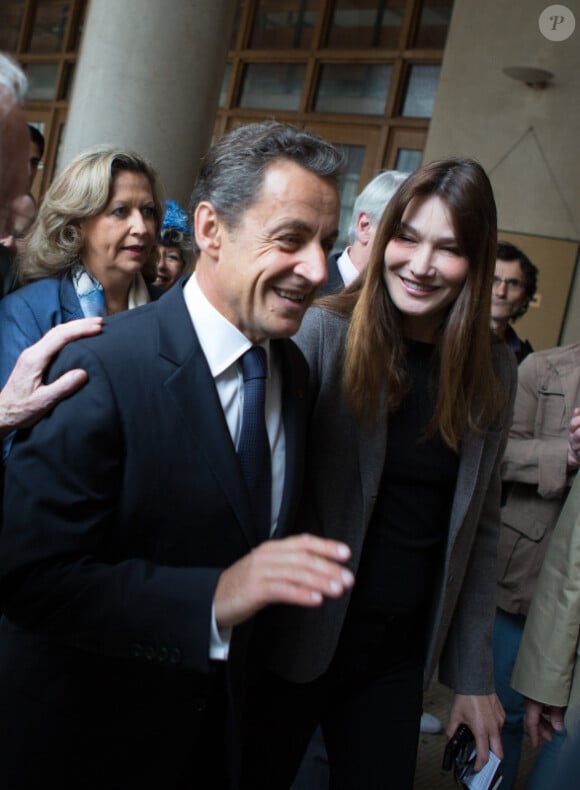 Nicolas Sarkozy et son épouse Carla Bruni-Sarkozy, souriants et complices, sont allés voter au lycée Jean de la Fontaine dans le 16e arrondissement de Paris le 10 juin 2012