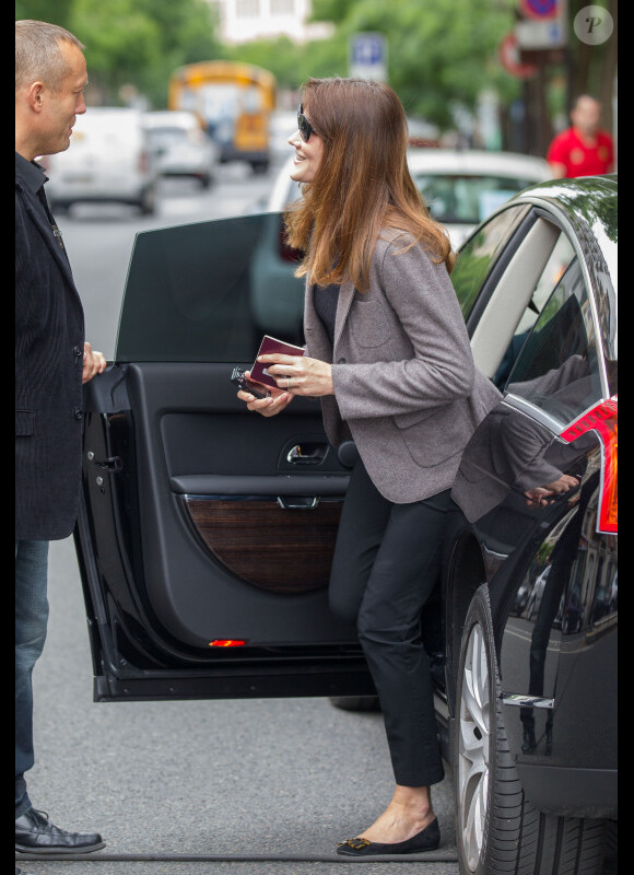 Carla Bruni-Sarkozy sort de la voiture après être allée voter au lycée Jean de la Fontaine dans le 16e arrondissement de Paris le 10 juin 2012