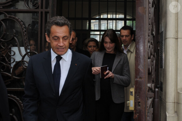 Nicolas Sarkozy et Carla Bruni-Sarkoy sont allés voter dans le 16e arrondissement de Paris au lycée Jean de la Fontaine le 10 juin 2012
