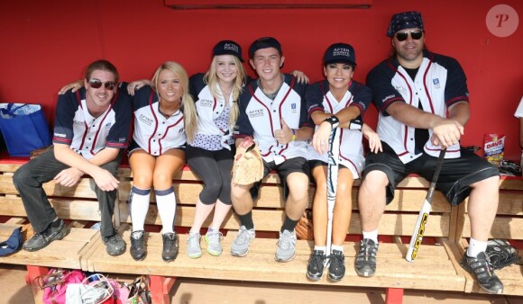 Carrie Underwood (2e g.) pose avec son équipe lors du City of Hope's 2012 Celebrity Softball Challenge à Nashville le 10 juin 2012, dans le cadre du CMA Fest.