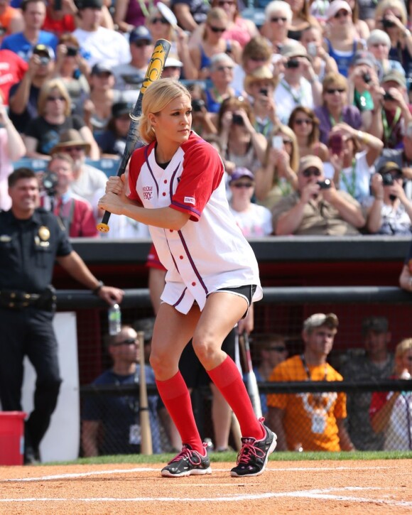 Carrie Underwood lors du City of Hope's 2012 Celebrity Softball Challenge à Nashville le 10 juin 2012, dans le cadre du CMA Fest.