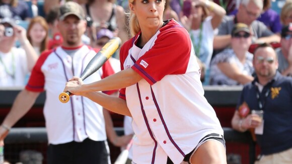 Carrie Underwood : Sexy en patriote et en joueuse de softball lors du CMA Fest