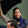 Hilary Swank ouvre son parapluie à Roland-Garros le 10 juin 2012 lors de la finale du tournoi entre Rafael Nadal et Novak Djokovic