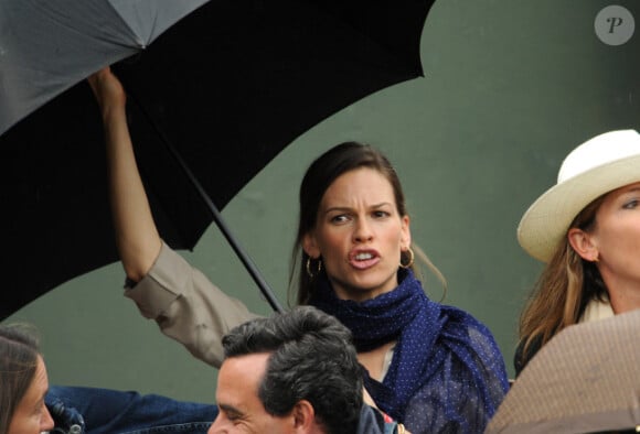 Hilary Swank ouvre son parapluie à Roland-Garros le 10 juin 2012 lors de la finale du tournoi entre Rafael Nadal et Novak Djokovic