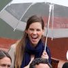 Hilary Swank heureuse sous la pluie le 10 juin 2012 à Roland-Garros lors de la finale entre Rafael Nadal et Novak Djokovic