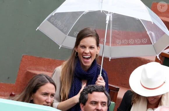 Hilary Swank heureuse sous la pluie le 10 juin 2012 à Roland-Garros lors de la finale entre Rafael Nadal et Novak Djokovic