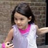 Suri Cruise, enjouée, s'offre une journée récréation avec son père Tom Cruise : elle se rend au complexe sportif Chelsea Piers puis dans le magasin Make Meaning, à New York, le 11 juin 2012