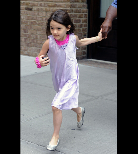 Suri Cruise, enjouée, s'offre une journée récréation avec son père Tom Cruise : elle se rend au complexe sportif Chelsea Piers puis dans le magasin Make Meaning, à New York, le 11 juin 2012