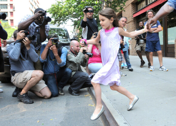 Suri Cruise s'offre une journée récréation avec son père Tom Cruise : elle se rend au complexe sportif Chelsea Piers puis dans le magasin Make Meaning, à New York, le 11 juin 2012