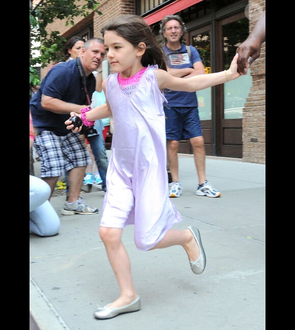 Suri Cruise s'offre une journée récréation avec son père Tom Cruise : elle se rend au complexe sportif Chelsea Piers puis dans le magasin Make Meaning, à New York, le 11 juin 2012