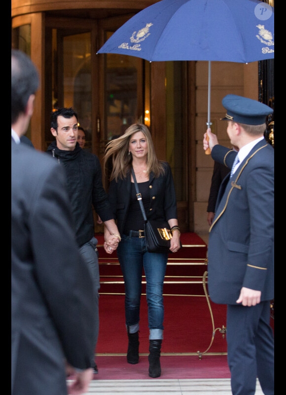Jennifer Aniston et Justin Theroux quittent l'hôtel Ritz à Paris, le 12 juin 2012.