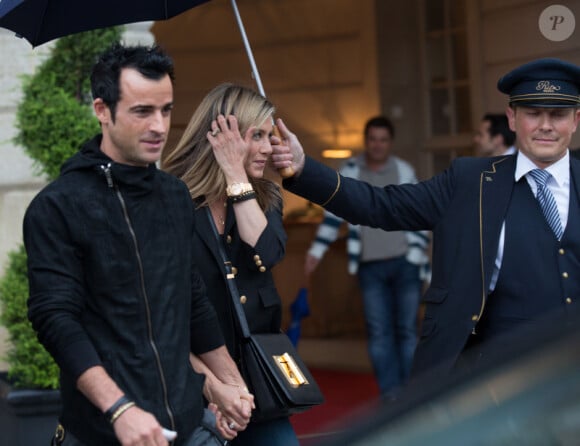 Justin Theroux et Jennifer Aniston quittent l'hôtel Ritz à Paris, le 12 juin 2012.