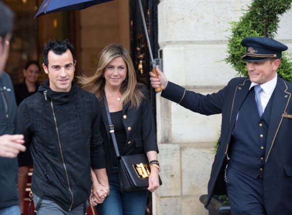 Jennifer Aniston et Justin Theroux devant l'hôtel Ritz à Paris, le 12 juin 2012.