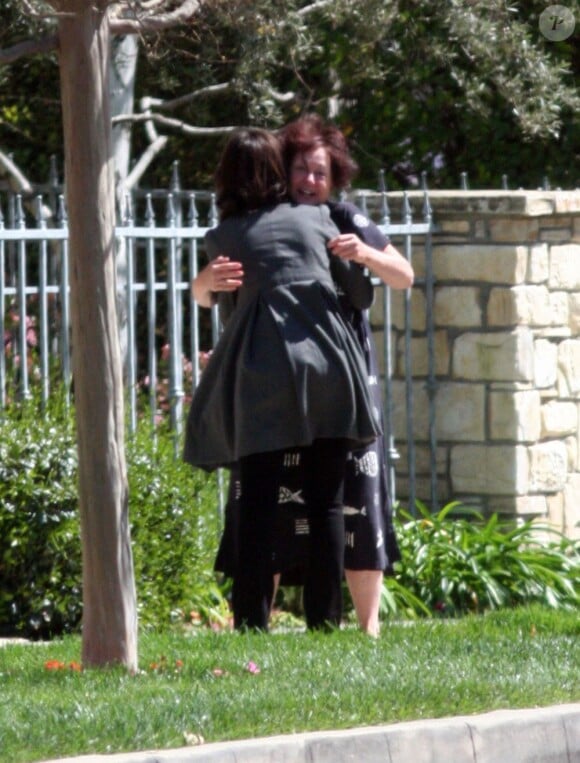 Jennifer Love Hewitt dans les bras de sa maman Patricia à Los Angeles, le 3 avril 2010.