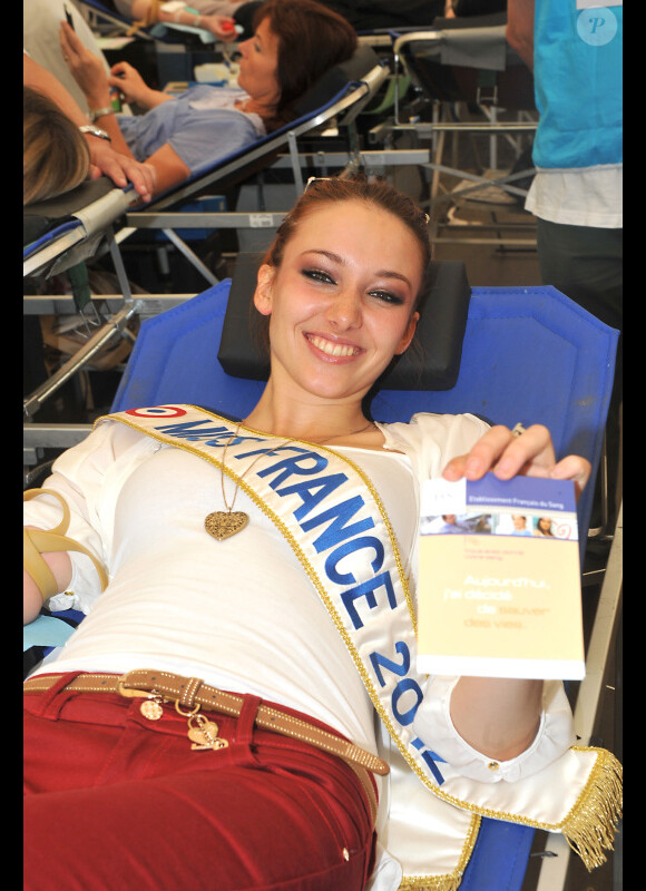 Delphine Wespiser, Miss France 2012, donne son sang dans le cadre de la journée mondiale du don de sang, à Paris, le 14 juin 2012