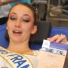 Delphine Wespiser, Miss France 2012, donne son sang dans le cadre de la journée mondiale du don de sang, à Paris, le 14 juin 2012