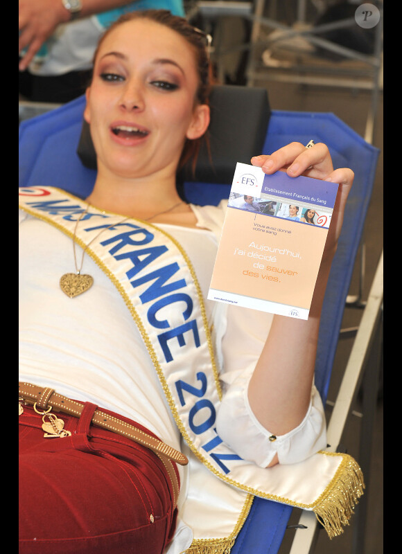 Delphine Wespiser, Miss France 2012, donne son sang dans le cadre de la journée mondiale du don de sang, à Paris, le 14 juin 2012