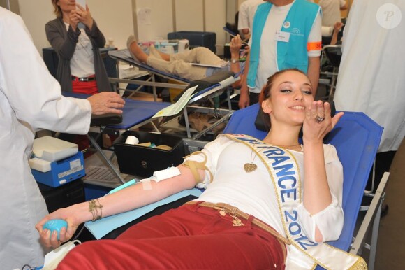 La généreuse Delphine Wespiser, Miss France 2012, donne son sang dans le cadre de la journée mondiale du don de sang, à Paris, le 14 juin 2012