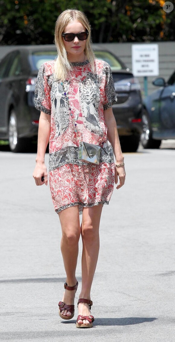 Lunettes Tom Ford, pochette Jewelmint et total look Isabel Marant pour la jolie Kate Bosworth, fan absolue de la créatrice française. Los Angeles, le 13 juin 2012.