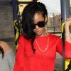 Rihanna vire au rouge avec ce look accessoirisé de lunettes Karen Walker, de souliers Christian Louboutin et d'un sac Céline. New York, le 13 juin 2012.