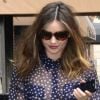 Miranda Kerr porte des lunettes Prada, un chemisier Equipment, un pantalon bleu marine et des escarpins Lanvin. Avec un sac Céline au bras, la belle Australienne illuminait New York. Le 13 juin 2012.
