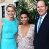 Eva Longoria aux anges entre la princesse Charlene et le prince Albert II de Monaco lors d'un cocktail en marge du 52e Festival international de télévision de Monte-Carlo, le 13 juin 2012.