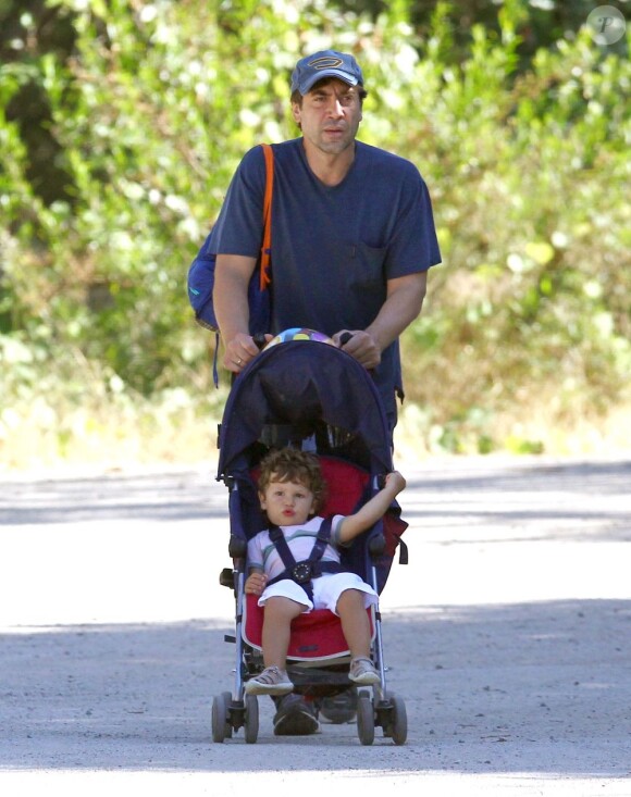 Javier Bardem promène son fils Leo dans un parc à Los Angeles le 12 juin 2012