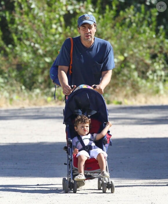 Javier Bardem promène son fils Leo dans un parc à Los Angeles le 12 juin 2012