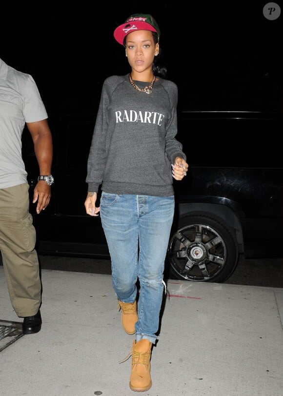 Rihanna, habillée d'une casquette Trukfit, d'un sweater Rodarte, d'un jean destroy et d'une paire de Timberland, arrive à Brooklyn, New York. Le 17 juin 2012.