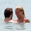 Michelle Hunziker et Tomaso Trussardi se baignent à Miami, juin 2012.