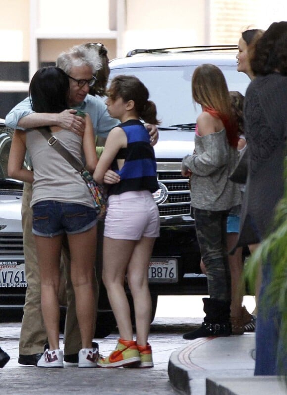 Woody Allen avec ses filles adoptives Bechet et Manzie Tio, à Los Angeles le 15 juin 2012.