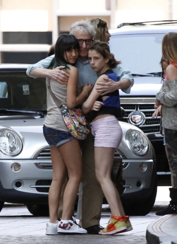 Woody Allen embrasse avec ses filles adoptives Bechet et Manzie Tio, à Los Angeles le 15 juin 2012.