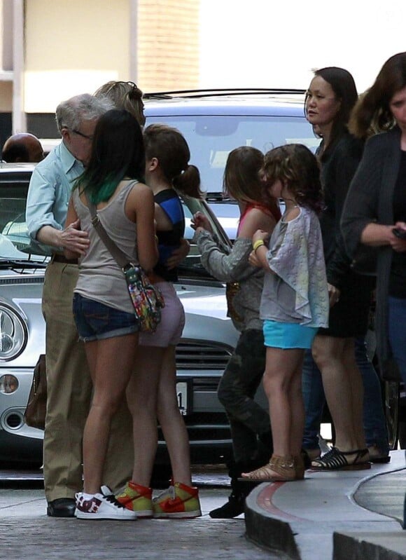 Woody Allen quitte son hôtel avec ses filles Bechet et Manzie Tio, à Los Angeles le 15 juin 2012.