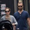C'est en toute décontration que Natalie Portman, accompagnée de son fiancé Benjamin Millepied et leur fils Aleph, se promène dans les rues de Paris. Le 18 juin 2012.