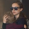 Natalie Portman et son fils Aleph, un an, arrivent à l'aéroport Roissy Charles de Gaulle. Le 18 juin 2012.