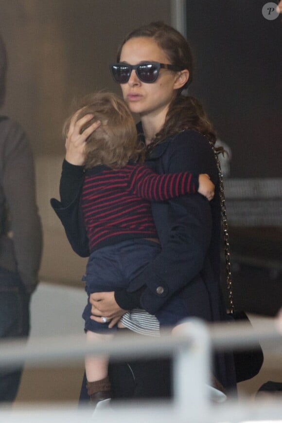Natalie Portman et son fils Aleph, un an, arrivent à l'aéroport Roissy Charles de Gaulle. Le 18 juin 2012.