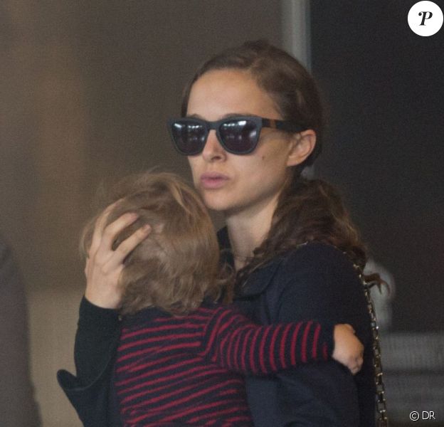 Natalie Portman et son fils Aleph, un an, arrivent à l'aéroport Roissy Charles de Gaulle. Le 18 juin 2012.