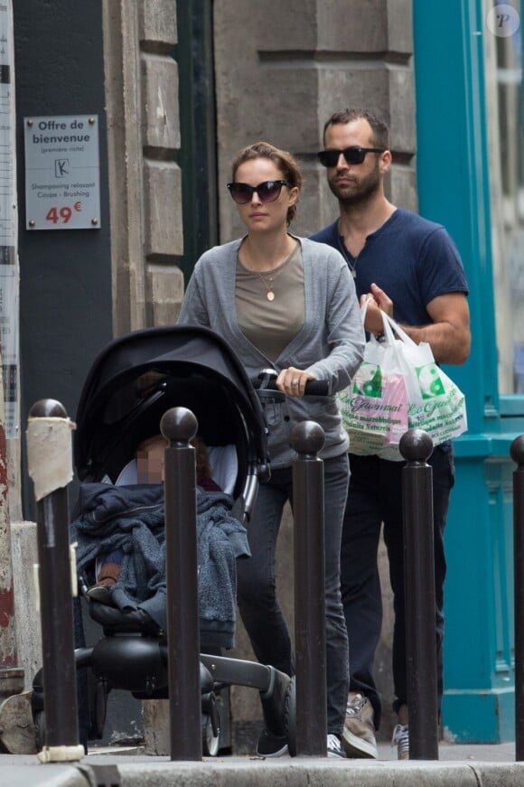 Natalie Portman et Benjamin Millepied, à Paris avec leur fils Aleph, se promènent dans le quartier de Saint-Germain-des-Prés. Le 18 juin 2012.