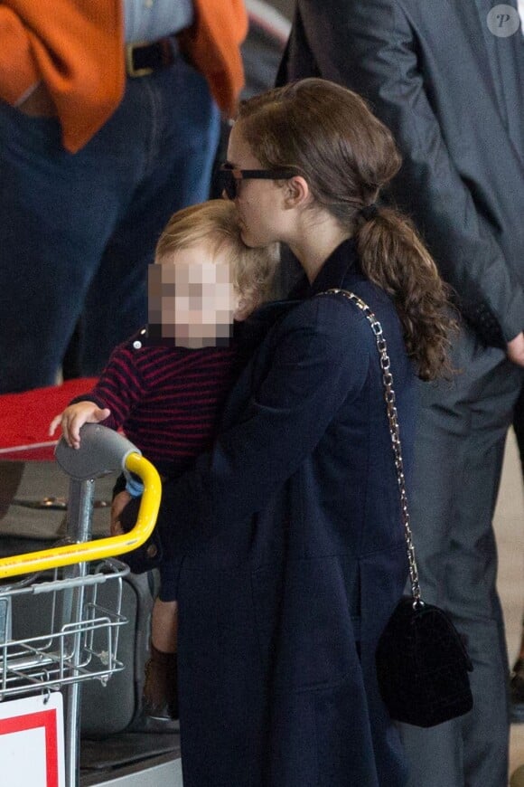 Natalie Portman et son fils Aleph viennent de débarquer à l'aéroport Roissy Charles de Gaulle. Juin 2012