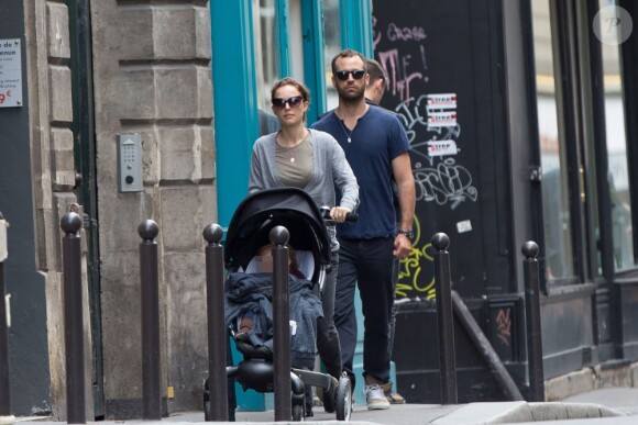 Natalie Portman et Benjamin Millepied sont à Paris, avec leur fils Aleph. Juin 2012
