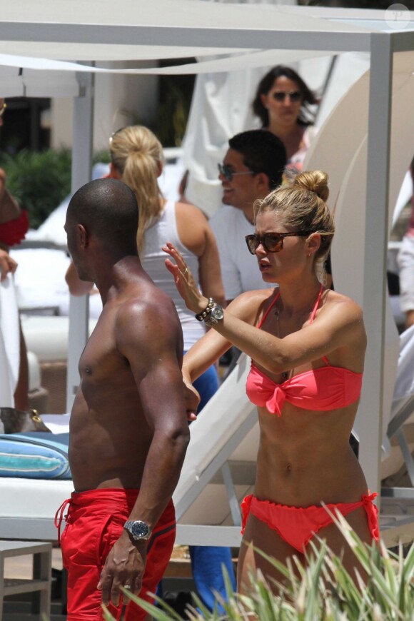 Doutzen Kroes et son mari Sunnery James prennent du bon temps à l'hôtel Fontainebleau. Miami, le 18 juin 2012.