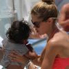 Doutzen Kroes et son fils Phyllon se détendent près de la piscine de l'hôtel Fontainebleau à Miami. Le 18 juin 2012.