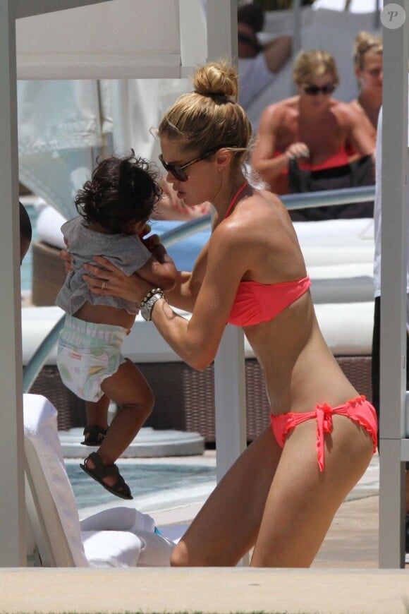 Doutzen Kroes et son fils Phyllon se détendent près de la piscine de l'hôtel Fontainebleau à Miami. Le 18 juin 2012.
